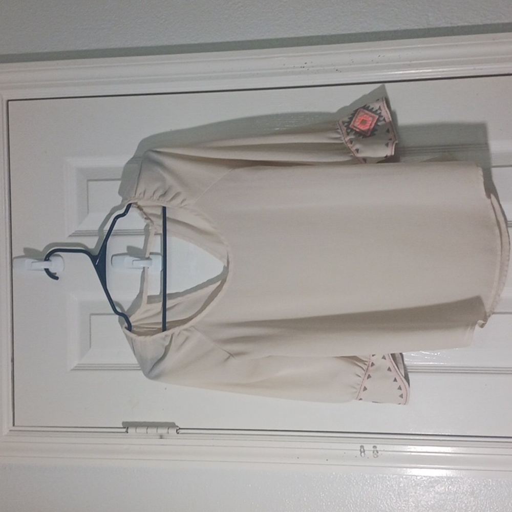 Sweet Journey Top With Three-Quarter Sleeves & Opening In The Back